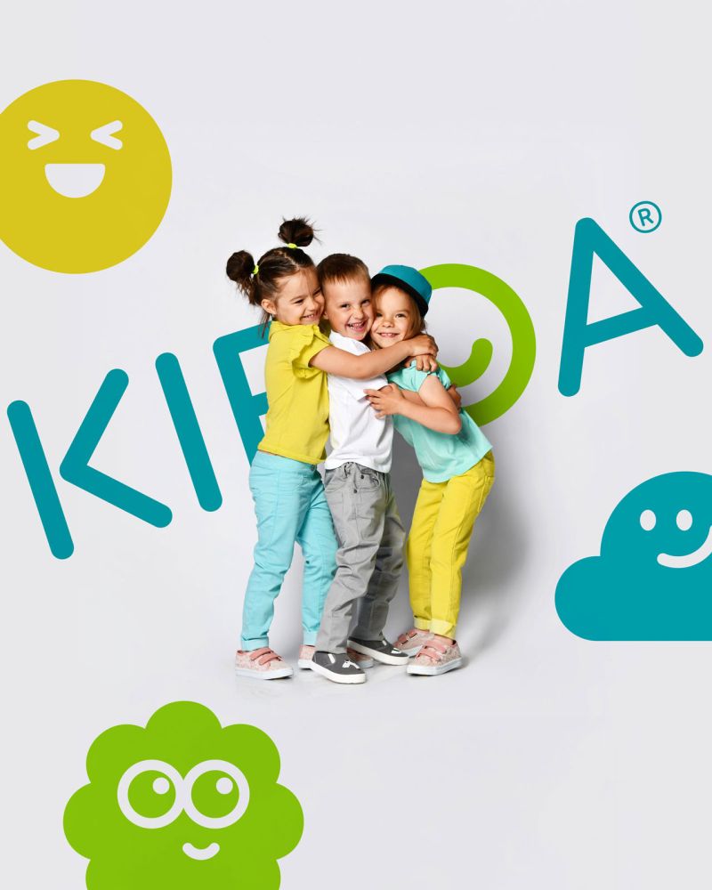 KIBOA Logo, Kindertagesstätte in Stuttgart, drei süße Kinder stehen vor dem Logos und witzigen, bunten Illustrationen
