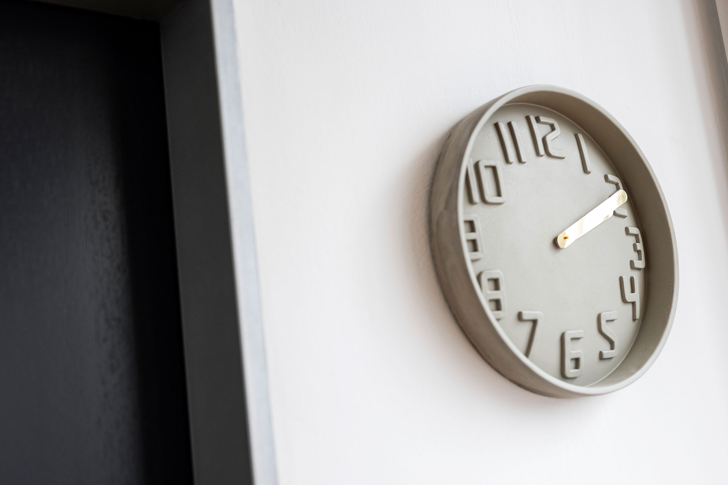 Eine Uhr hängt im Büro der Agentur uspect an der Wand
